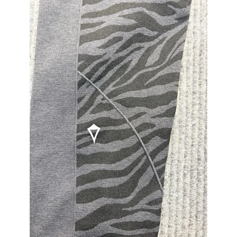 Ivivva Lululemon Girls Size 14 Zebra Print Seamless Leggings Charcoal Grey Black